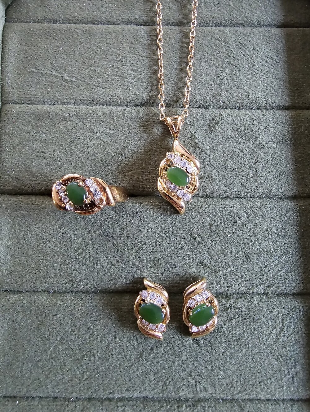 Vintage Jewelry Set See Discription